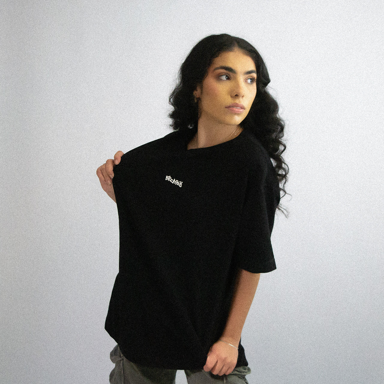CAMISETA MON PRETA – MODELO OVERSIZED | BRONKY